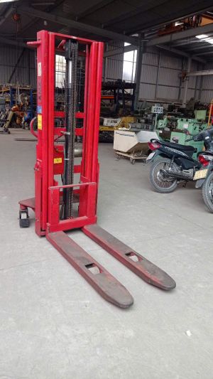 Xe nâng 1 Tấn