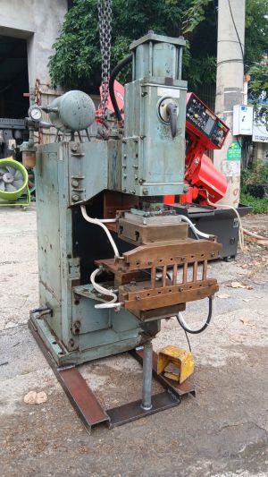 Máy hàn bấm 200KVA